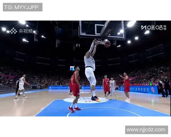 姚明强攻大本展现绝佳技巧助力球队逆转胜利的精彩瞬间