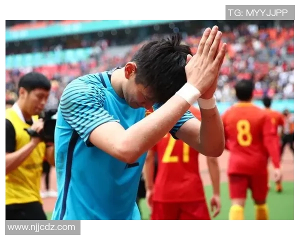 足球明星挑战极限踢卫生纸引发全球热议趣味视频刷爆网络