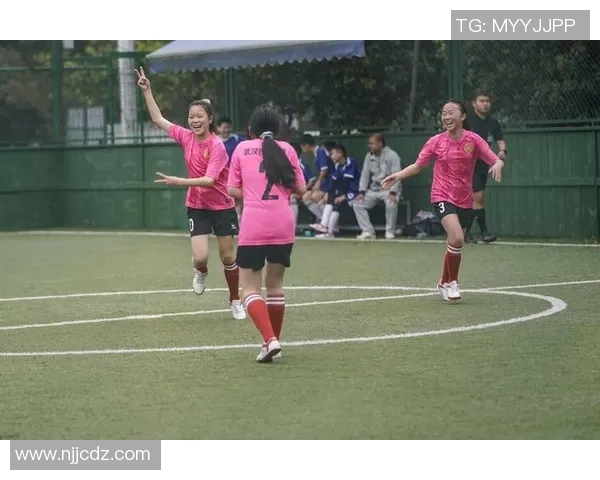 足球明星个人魅力写真展现女性风采与运动激情的完美结合