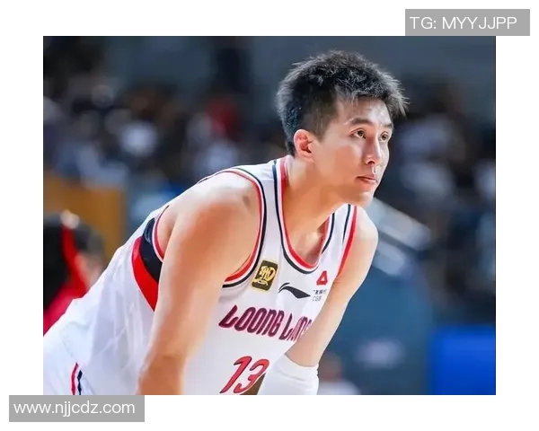 篮球明星中三号球员的身份揭秘及其在赛场上的辉煌成就分析